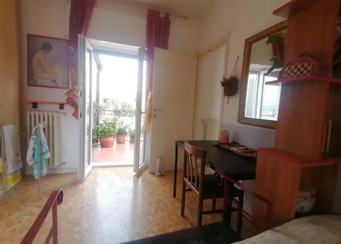בית הארחה Bright And Cosy With Terrace In Aunt Laura's House
